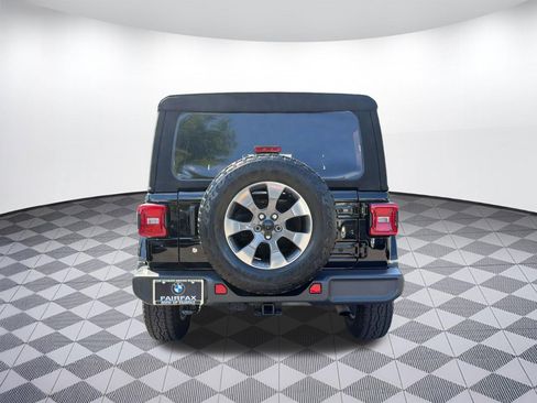 Used 2018 Jeep Wrangler Unlimited Sahara AWD/4WD image 10