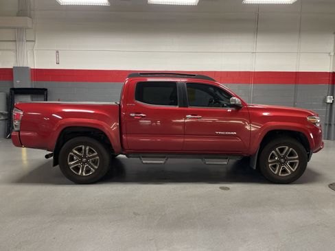 Used 2017 Toyota Tacoma Limited AWD/4WD image 37