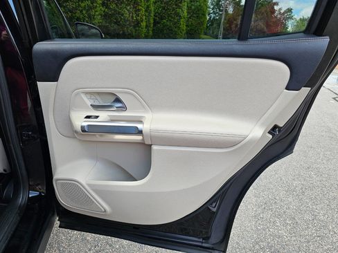 Used 2020 Mercedes-Benz GLB 250 w/ Premium Package image 27