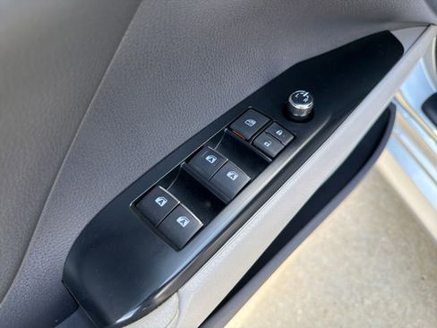 Used 2020 Toyota Camry XLE image 13