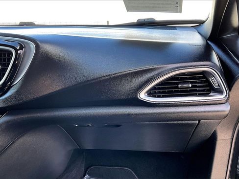 Used 2018 Chrysler Pacifica Touring-L w/ Premium Audio Group image 18