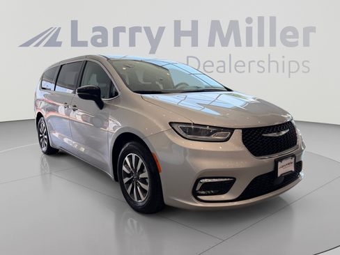 Used 2024 Chrysler Pacifica Limited FWD image 7