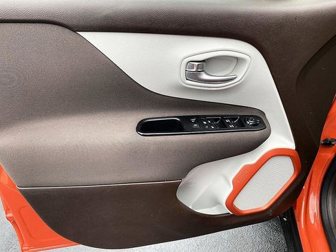 Used 2016 Jeep Renegade Latitude w/ Popular Equipment Group AWD/4WD image 17