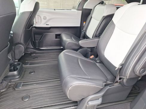 Used 2025 Toyota Sienna XSE FWD image 28