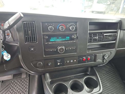 Used 2015 Chevrolet Express 2500 RWD image 3