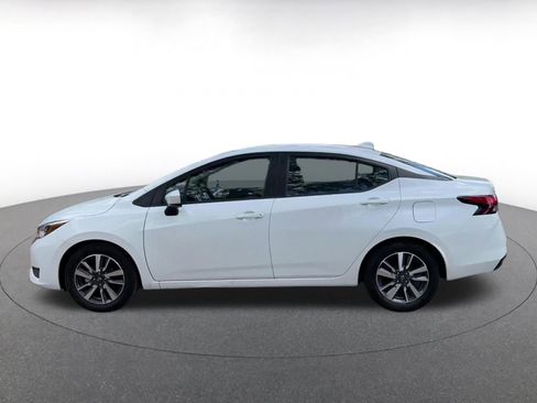 Used 2025 Nissan Versa SV image 9