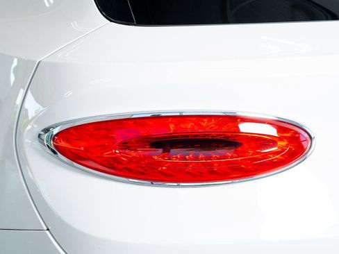 Used 2021 Bentley Bentayga Plug-In Hybrid image 24