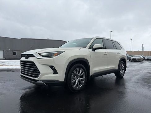Used 2024 Toyota Grand Highlander Limited image 3