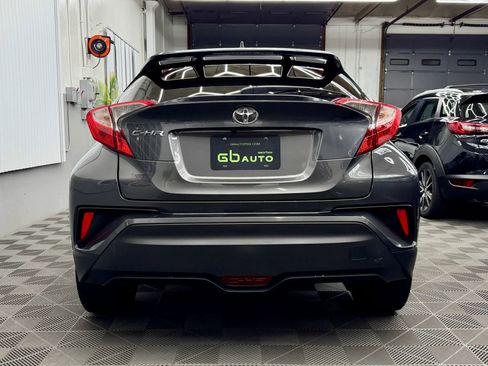 Used 2018 Toyota C-HR XLE image 3