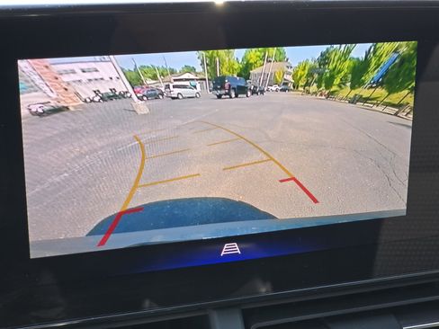 Used 2025 Chevrolet Trax LT FWD image 4