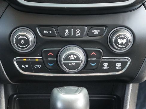 Used 2019 Jeep Cherokee Trailhawk w/ Comfort/Convenience Group AWD/4WD image 22
