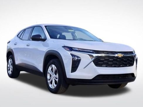 Used 2024 Chevrolet Trax LS FWD image 1