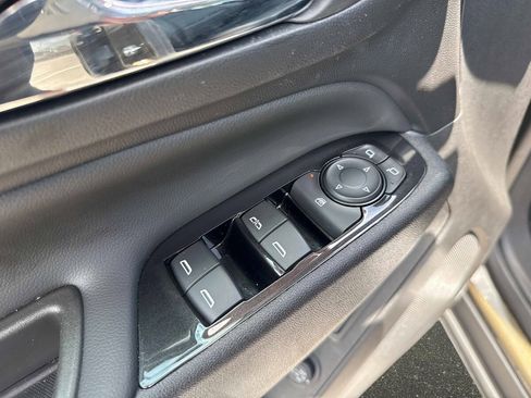 Used 2024 Chevrolet Equinox Premier FWD image 17