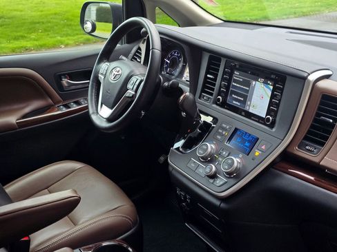 Used 2020 Toyota Sienna Limited image 19