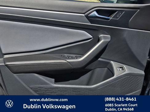 Certified 2025 Volkswagen Jetta SE w/ Sunroof Package FWD image 10