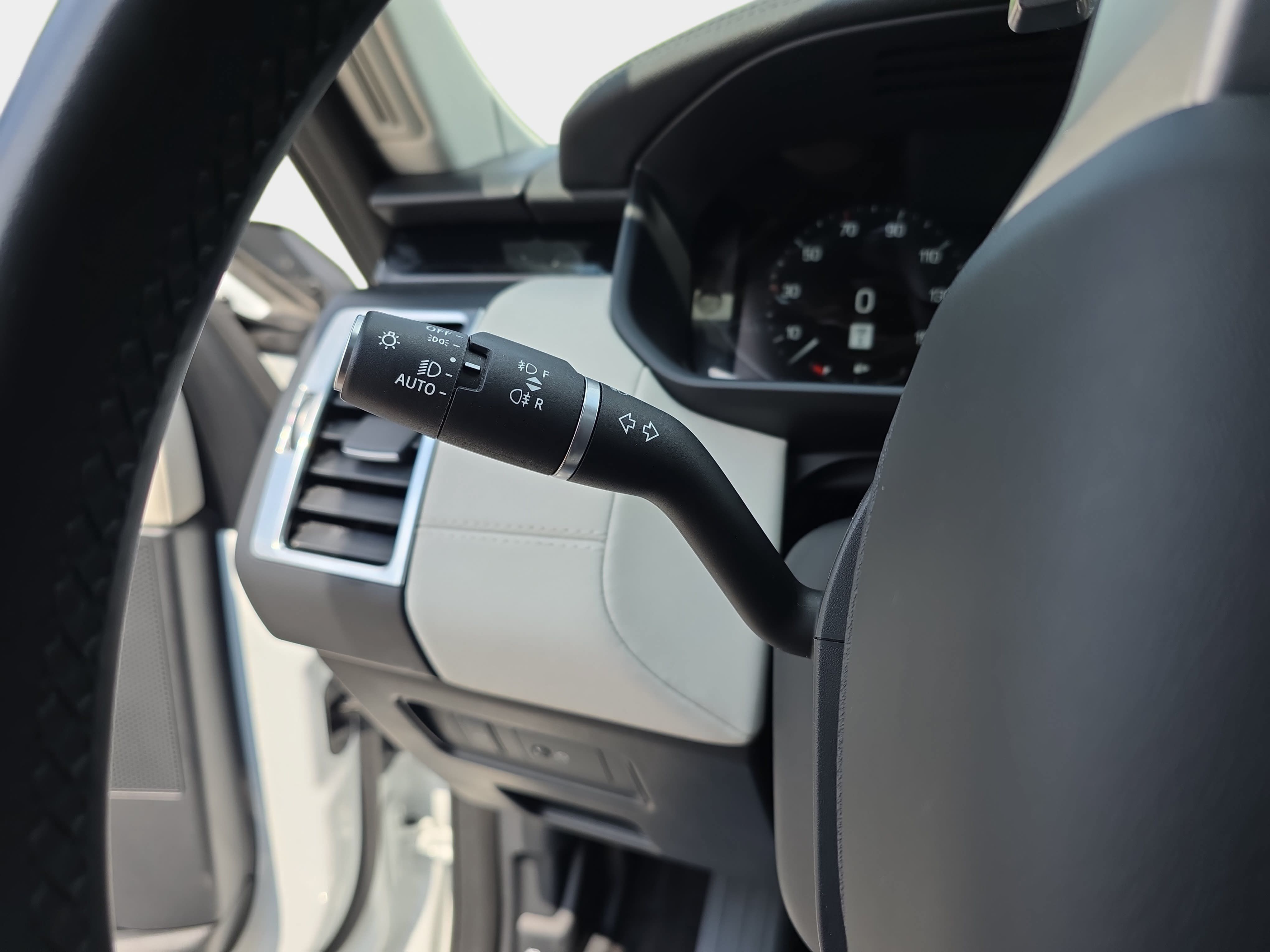 Certified 2025 Land Rover Discovery S AWD/4WD image 28