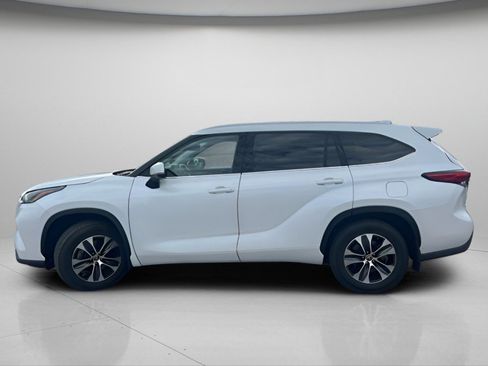 Used 2022 Toyota Highlander XLE AWD/4WD image 12