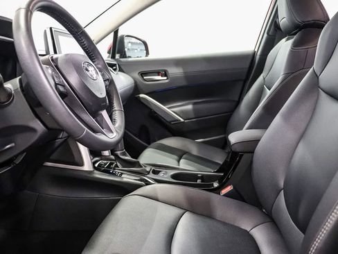 Used 2024 Toyota Corolla Cross XLE w/ Convenience Package FWD image 18