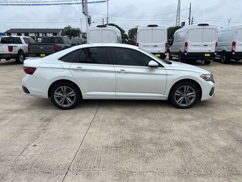 Used 2023 Volkswagen Jetta SE FWD image 2
