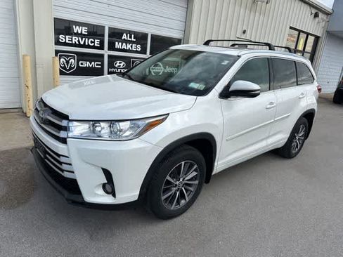 Used 2017 Toyota Highlander XLE image 2