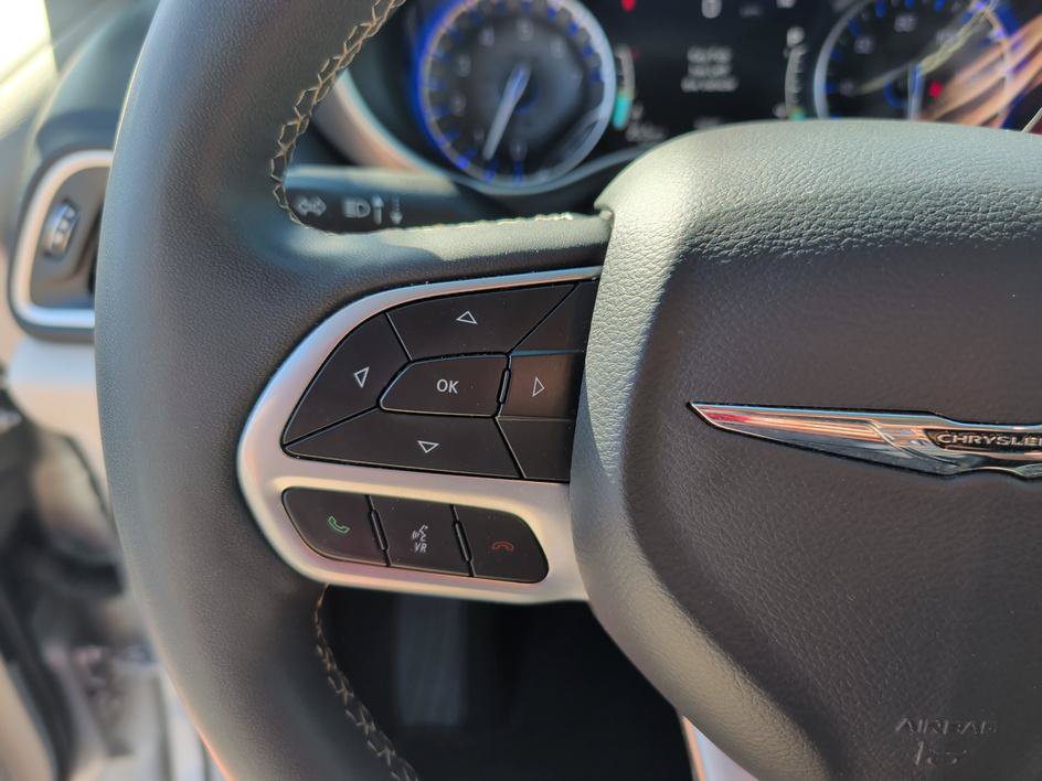 Used 2024 Chrysler Pacifica Touring-L FWD image 19