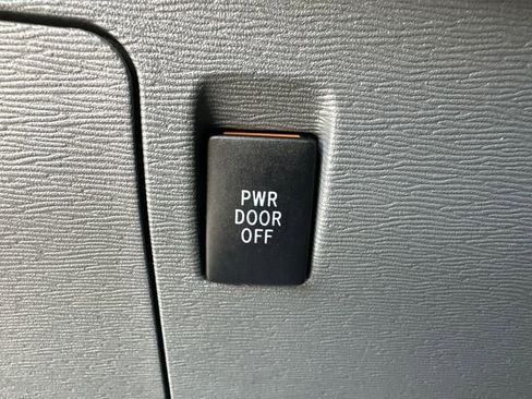 Used 2017 Toyota Sienna XLE Premium image 38