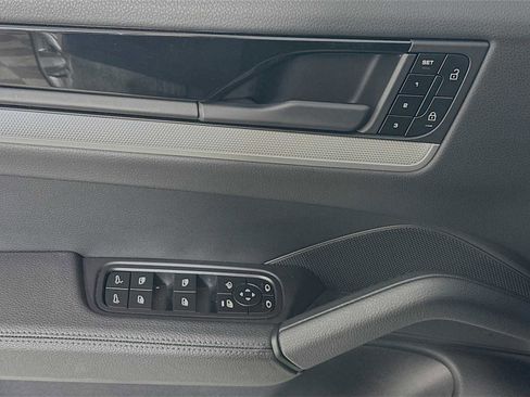 Certified 2025 Porsche Cayenne image 11