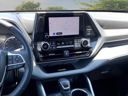 Used 2023 Toyota Highlander XLE AWD/4WD image 9