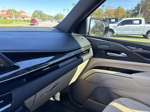 Used 2024 Cadillac Escalade Premium Luxury image 24
