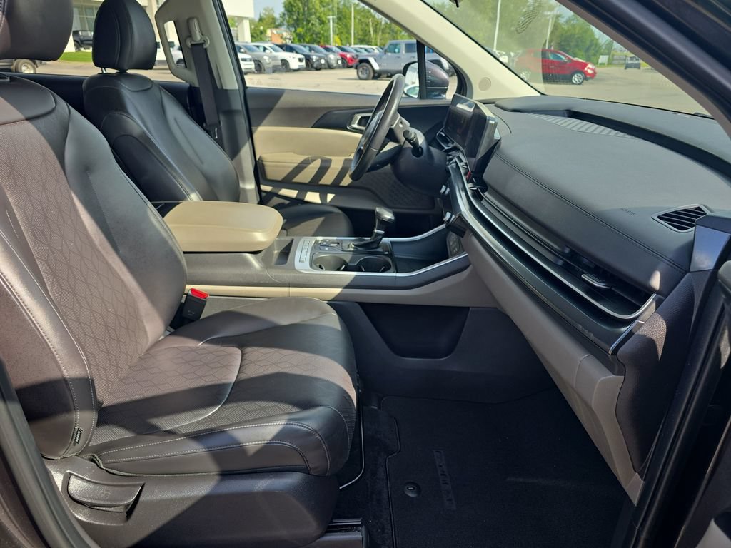 Used 2025 Kia Carnival FWD image 21