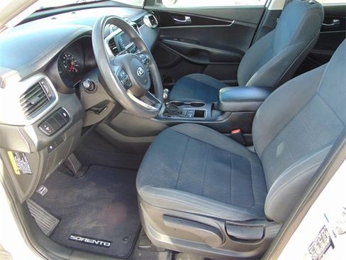 Used 2017 Kia Sorento LX image 10