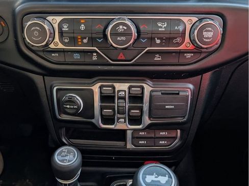 Used 2023 Jeep Wrangler Sahara w/ Cold Weather Group image 19