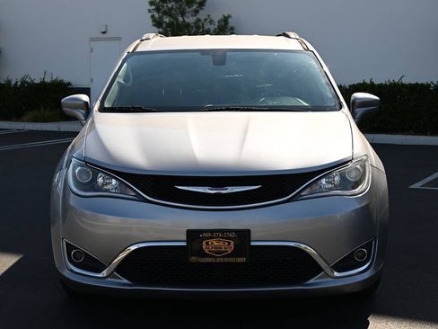 Used 2019 Chrysler Pacifica Touring-L FWD image 10
