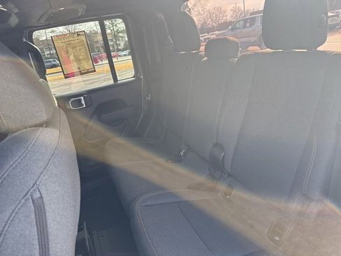 Used 2025 Jeep Gladiator Sport image 16