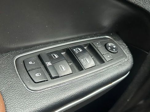 Used 2019 Chrysler 300 Limited RWD image 15