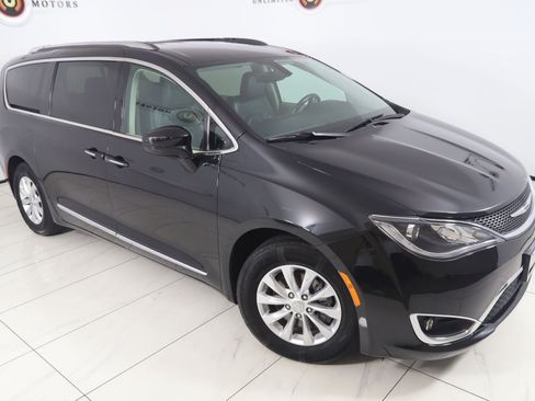 Used 2018 Chrysler Pacifica Touring-L FWD image 16