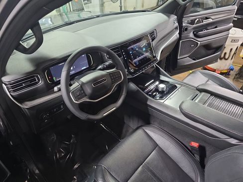 Used 2024 Jeep Wagoneer L Series II w/ Flexible Seating Group image 18