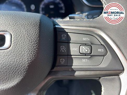 Certified 2025 Jeep Grand Cherokee L Laredo AWD/4WD image 13