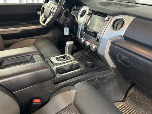 Used 2020 Toyota Tundra SR5 w/ SR5 Convenience Package AWD/4WD image 17