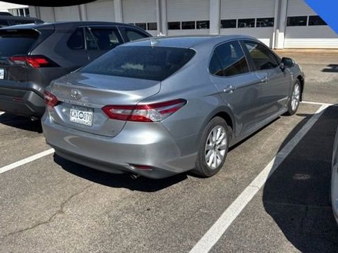 Used 2020 Toyota Camry LE image 3