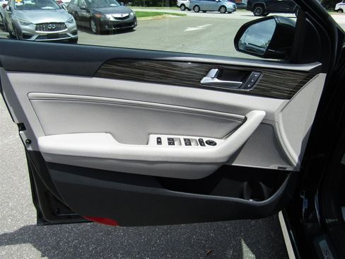 Used 2015 Hyundai Sonata Limited w/ Option Group 05 FWD image 14