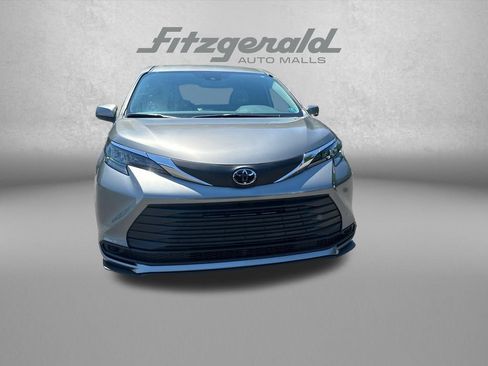 Used 2026 Toyota Sienna LE FWD image 2