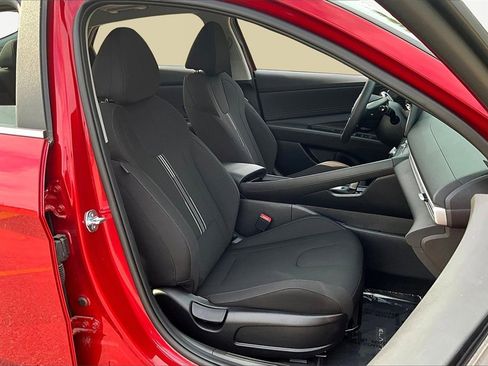 Certified 2025 Hyundai Elantra SEL image 7