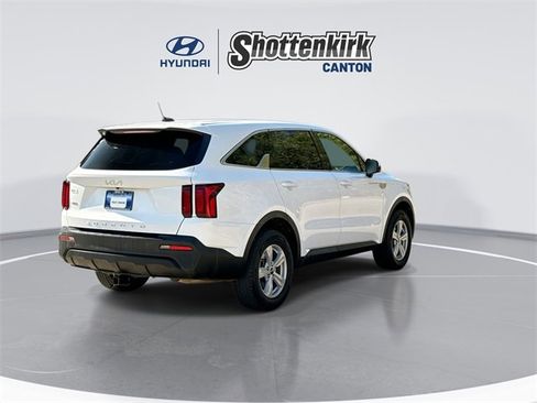 Used 2022 Kia Sorento LX image 8