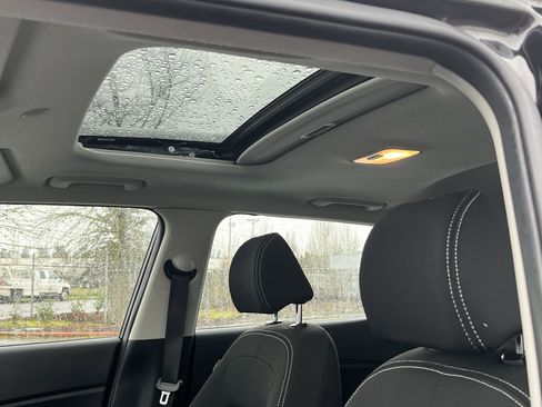 Used 2022 Hyundai Venue SEL image 17