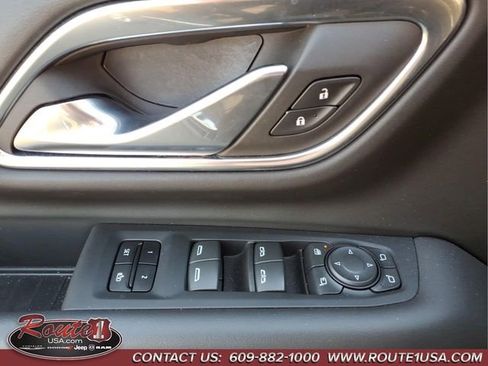 Used 2023 GMC Yukon XL SLT w/ SLT Premium Package image 29