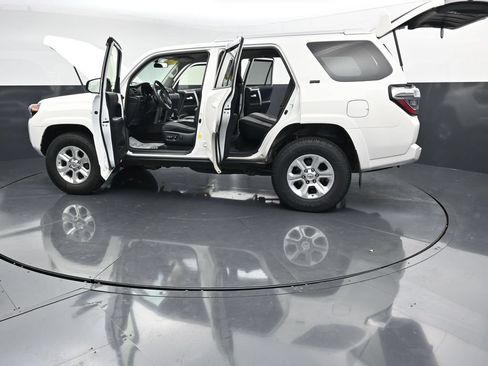 Used 2018 Toyota 4Runner SR5 AWD/4WD image 38