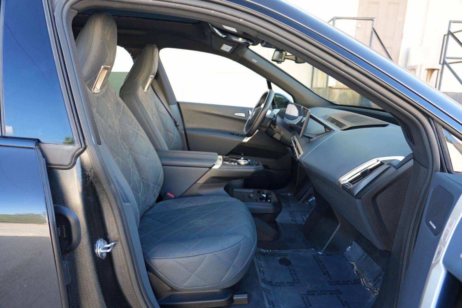 Used 2022 BMW iX xDrive50 w/ Premium Package AWD/4WD image 15