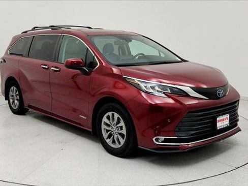 Certified 2021 Toyota Sienna XLE FWD image 1