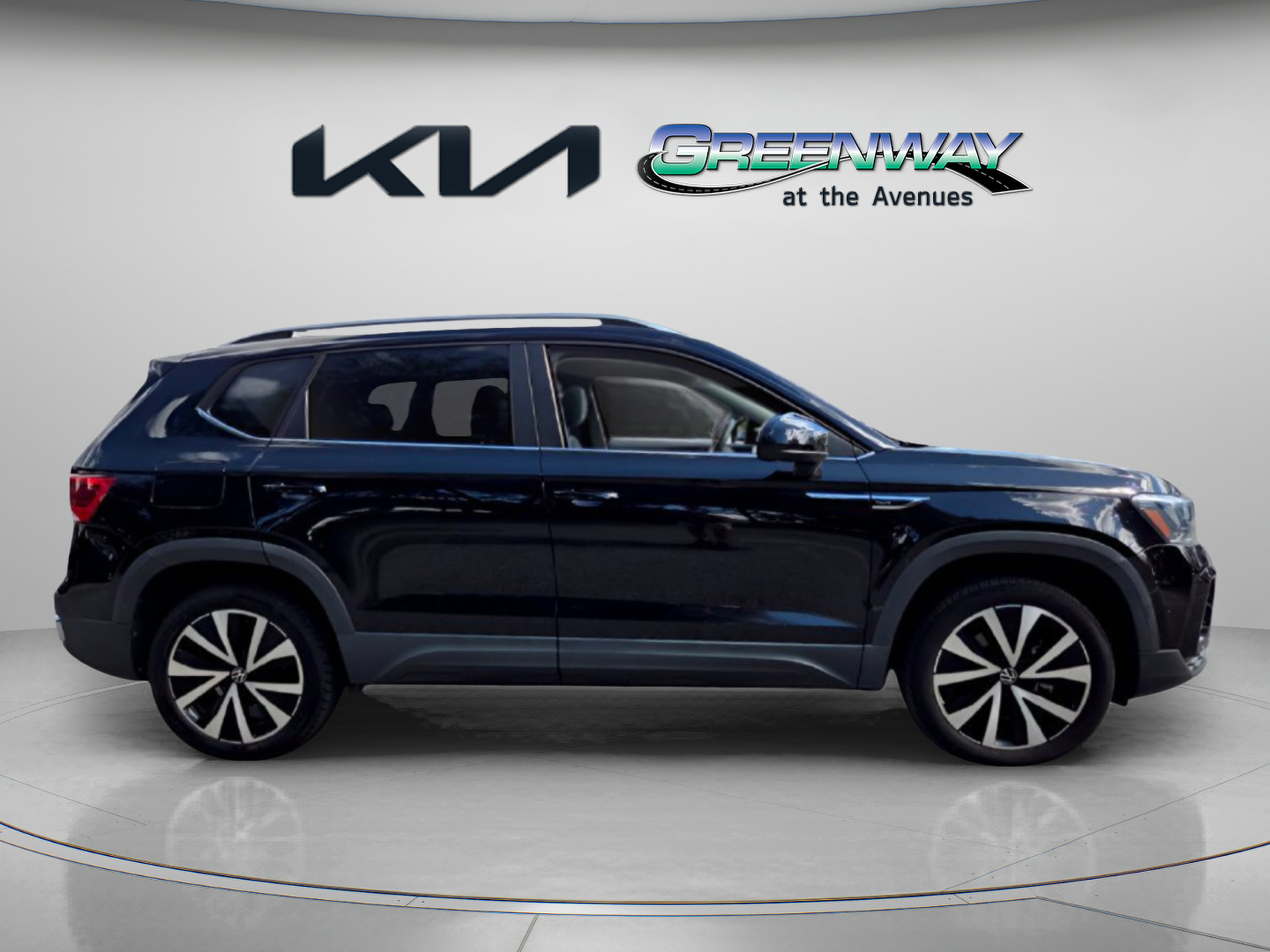 Used 2022 Volkswagen Taos SE w/ Panoramic Sunroof Package FWD image 8